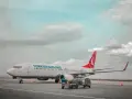 Samolot Turkish Airlines na płycie lotniska, gotowy do odprawy. Lot czarterowy wkrótce się rozpocznie.
