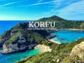 Widok na zatokę z turkusową wodą i plażą. Czy Korfu warto odwiedzić? Tak, dla takich krajobrazów!