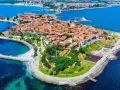 Z czego słynie Bułgaria? Z urokliwych, zabytkowych miasteczek jak Nesebyr, położonych nad Morzem Czarnym, z charakterystyczną architekturą i pomarańczowymi dachami.