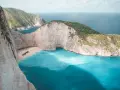 Zatoka Wraku na Zakynthos z turkusową wodą i klifami.