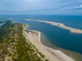 Piaszczysta mierzeja i zalesione wybrzeże tworzą malownicze, ciekawe miejsca nad morzem.
