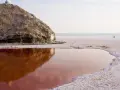 Różowa woda i skalna formacja na pustyni solnej. Idealna pogoda w Tunezji w kwietniu, by podziwiać takie krajobrazy.