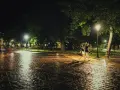 Spacer po mokrym bruku w Krakowie nocą, gdy pada. Idealny pomysł, co robić w Krakowie gdy pada.