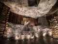 W kopalni w Wieliczce wydobywa się sól, co upamiętnia rzeźba Mikołaja Kopernika.