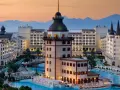Luksusowy hotel z basenami i wieżą, gdzie all inclusive ultra to znaczy pełen relaks i wygoda.