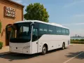 Biały autokar czeka na pasażerów przy budynku z napisem VENICE TREVISO AIRPORT. W tle widać panoramę Wenecji.
