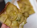 Pyszna pizza ziemniaczana z rozmarynem, idealna odpowiedź na pytanie co zjesc w Rzymie.