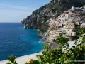 Positano, perła Wybrzeża Amalfi. Zobacz, jak kolorowe domy wspinają się po zboczu, a turkusowe morze lśni w słońcu.