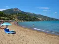 Idealna zakynthos pogoda sierpień: słońce, plaża, morze i ludzie kąpiący się w wodzie.