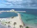 Piękna pogoda w Tunezji w październiku. Błękitne morze, biała plaża i palmy tworzą rajski krajobraz.