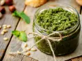 Słoik domowego pesto bazyliowego, idealny do makaronu. Przepis na to aromatyczne pesto jest prosty!