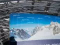 Widok na Alpy z tablicy informacyjnej, która identyfikuje szczyty takie jak Dente del Gigante. To część podróży Skyway Monte Bianco.