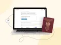 Czy mozna wyrobic paszport online? Na laptopie widzimy stronę gov.pl z informacją o uzyskaniu paszportu. Obok leży polski paszport.