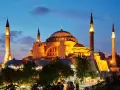 Hagia Sophia nocą, z minaretami oświetlonymi. Ciekawostki o tym zabytku budzą zachwyt.
