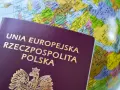 Paszport Rzeczypospolitej Polskiej na tle globu. Dowiedz się, ile jest ważny paszport tymczasowy i zaplanuj podróż.