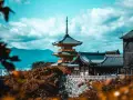 Piękna pagoda i tradycyjne budynki na tle błękitnego nieba. To miejsce pełne jest ciekawostek o Japonii, od architektury po historię.