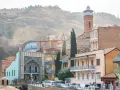 Kolorowe domy z balkonami i ozdobnym meczetem w Tbilisi. Warto zobaczyć to miasto!