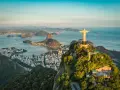 Majestatyczny pomnik Chrystusa Odkupiciela w Rio de Janeiro góruje nad miastem i zatoką.