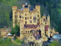 Zamek Hohenschwangau, gdzie dorastał Ludwik II, to bajkowa budowla. Zamek Neuschwanstein ciekawostki: inspiracja dla Disneya.