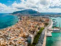 Widok na Trapani, Sycylia. Miasto z widokiem na turkusowe morze i góry. Zobacz, co warto zobaczyć w Trapani: port z luksusowym rejsem i zabytkowymi żaglowcami.