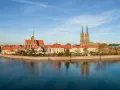 Wrocławskie Ostrów Tumski z katedrą i kościołem Marii Magdaleny, piękne wrocławskie ciekawe miejsca nad Odrą.