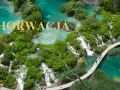 Widok na wodospady i turkusowe jeziora w Chorwacji z drewnianą kładką i ludźmi.