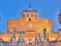 Most Świętego Anioła prowadzi do Zamku Świętego Anioła w Rzymie. Rzeźby aniołów zdobią most, a zamek wznosi się majestatycznie na tle błękitnego nieba.