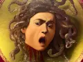 Medusa Caravaggia, jedno z największych dzieł Galerii Uffizi, z przerażeniem w oczach i wężami zamiast włosów.