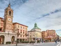 Rynek w Rimini z wieżą zegarową i karuzelą. Czy warto odwiedzić to urokliwe włoskie miasto?