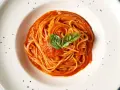 Pyszne spaghetti z sosem pomidorowym i bazylią. Prawdziwa **Italia na talerzu**, która rozpływa się w ustach.