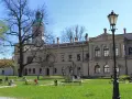 Zamek w Żywcu z wieżą, ogrodem i latarnią.