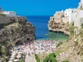 Piękna plaża w Polignano a Mare, idealne miejsce na odpoczynek po podróży z Bari.