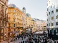 Tętniąca życiem ulica Wiednia, z której słynie z pięknej architektury i tętniącego życiem centrum.