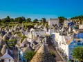 Alberobello co zobaczyć: malownicze białe domki z kamiennymi stożkowymi dachami, tworzące unikalny krajobraz Apulii.
