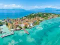 Malownicze miasteczko we Włoszech nad turkusowym jeziorem, idealne miejsce, gdzie do Włoch nad morze? To Sirmione!