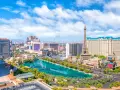 Widok na Las Vegas z Wieżą Eiffla, fontannami i diabelskim młynem. Niezliczone las vegas atrakcje czekają!