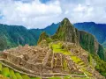 Machu Picchu, jeden z 7 cudów świata, majestatycznie wznosi się wśród zielonych Andów.