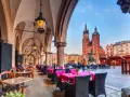 Klimatyczne restauracje Kraków Kazimierz zapraszają pod arkadami, z widokiem na Rynek Główny i Kościół Mariacki.