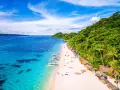 Rajska plaża na Filipinach, turkusowa woda, biały piasek i bujna zieleń. Nawet podczas pory deszczowej Filipiny zachwycają!