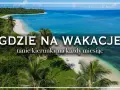 Tropikalna plaża z palmami i turkusową wodą, z napisem "Gdzie na wakacje".