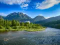 Malowniczy Dunajec w Pieninach. Idealne miejsce, gdzie na wakacje w Polsce, wśród zieleni i gór.