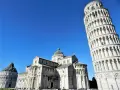 Słynna Krzywa Wieża i katedra w Pizie, wspaniałe zabytki Pizy i okolic, na tle błękitnego nieba.