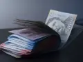 Stos banknotów, w tym 20 000 forintów, sugeruje, że budapeszt jaka waluta to forint węgierski.