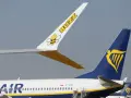 Samolot Buzz z pszczółką i samolot Ryanair. Lot rejsowy a czarterowy - oba lecą.