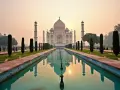 Taj Mahal, jedno z najsłynniejszych budowli świata, odbija się w spokojnej wodzie.
