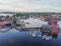 Widok z lotu ptaka na nowoczesny hotel i przystań jachtową na Mazurach.
