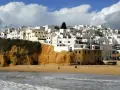 Białe domy na klifie, plaża i morze. Portugalia pogoda roczna, idealna na spacer.