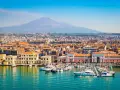 Majowa pogoda na Sycylii zachwyca! Widok na port z jachtami i wulkan Etna w tle.