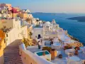 Białe domy na klifie z widokiem na błękitne morze, Santorini.