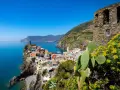 Kolorowe domy Cinque Terre na klifie, idealne miejsce na zwiedzanie. Widok na morze i góry.